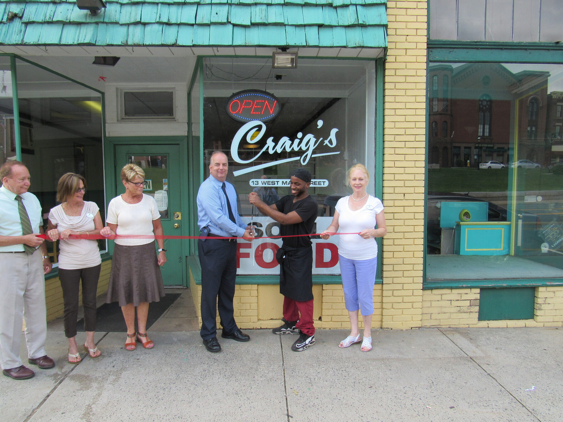 Craig's Kitchen ribbon cutting