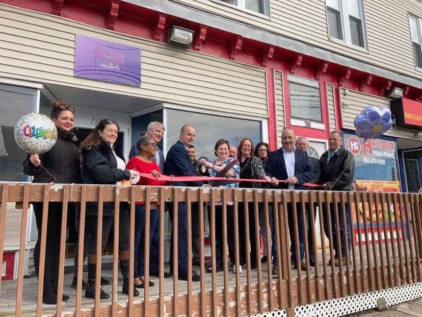 Lynn's Deli & Delights ribbon cutting